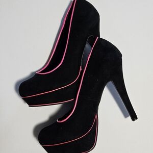 Candie's Platform pumps black suade and hot pink size 8.5